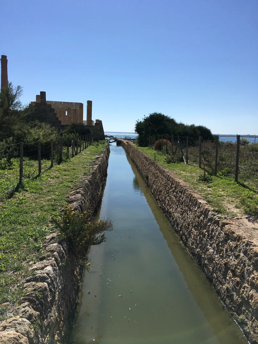 Canale in pietra che conduce verso gli edifici storici della Tonnara di Vendicari